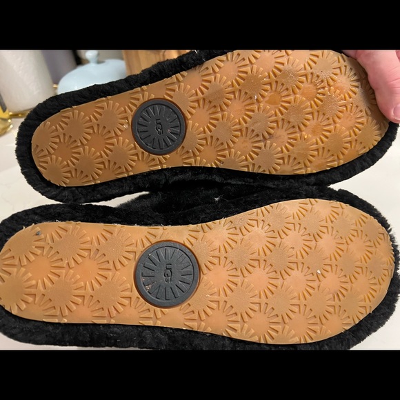 Ugg Sandal Slippers - Picture 2 of 3